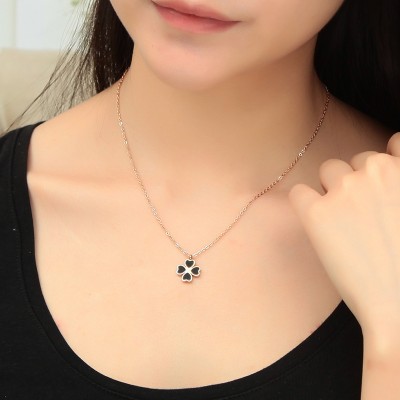 Japan and South Korea are plated 18K rose gold clover female simple clavicle titanium ornament Pendant Chain