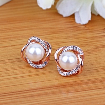 The charm is 925 silver ornament pearl earrings South Korea han edition female temperament earrings allergy shell pearl earrings fashion