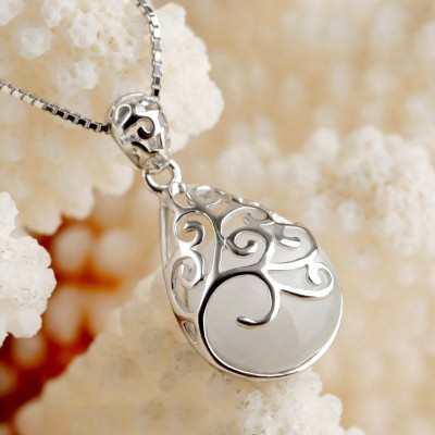 Europe and the United States retro S925 silver jewelry, hollow necklace, short pendant, wishing pool