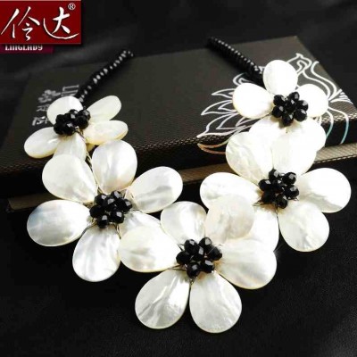 The shell of Camellia Crystal Necklace high-end fashion ladies temperament female short chain hand clavicle