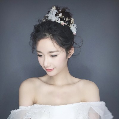 The new bride wedding headdress flower Korean hand shape hair makeup with jewelry wedding photo studio