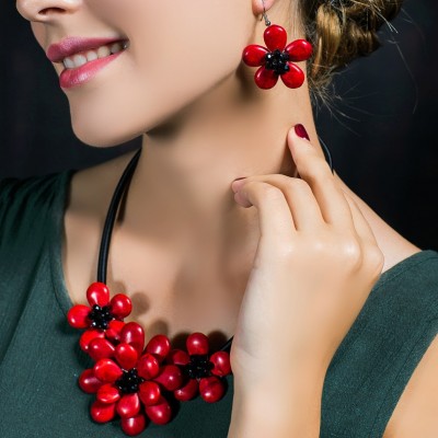 Original jewelry, national wind necklace, clavicle chain, European and American Retro Red crystal flowers, necklace decorations