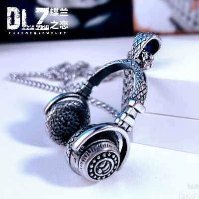 South Korea version male personality titanium necklace trendsetter Vintage pendant pendant ornament gift creative men