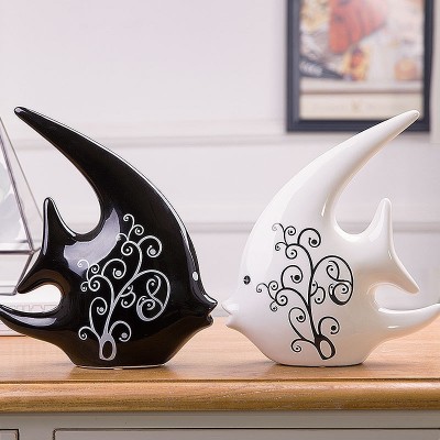 The living room decoration decoration Home Furnishing Bei cool creative gift ceramics black and white couple kiss fish