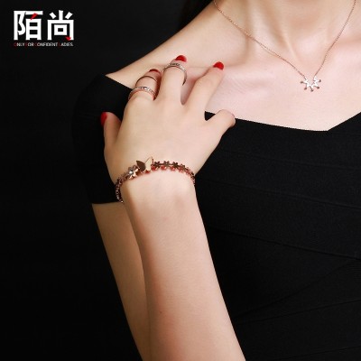 Korejská verze pozlaceného 18K růžového zlata jediného diamantového motýla květiny titanové oceli náramek ženského modelu Jižní Korea malá sedmikráska šperky