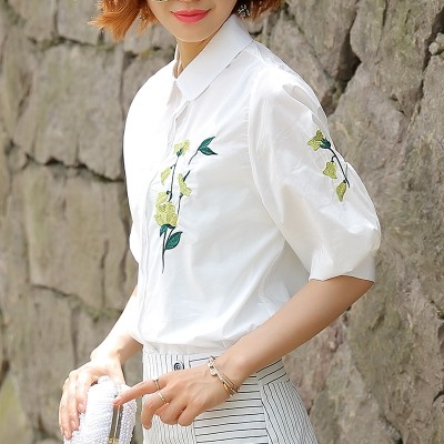 Bílá košile ženy Han Fan letní nové volné pruhované dámské košile příležitostné kariéry pětibodové tričko s rukávem