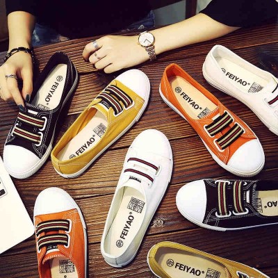Malé bílé boty plátěné boty letní ženy nové divoké korejské štíhlé lehké nohy pedál mělké ústa boty