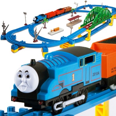 Et stort Thomas-lite tog, et leketøy for barn, er 3-6 år gammel