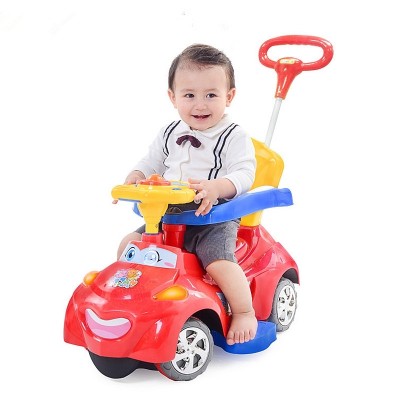 Babybårens barns glede vrir og vrir bilen med musikken som glir rundt leketøyet til babyen