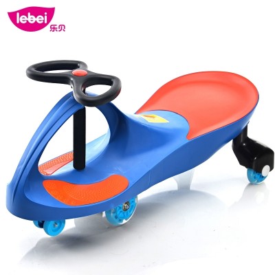 Baby-jojo-smårollingen glir på de stille hjulene på en rullende lekebil