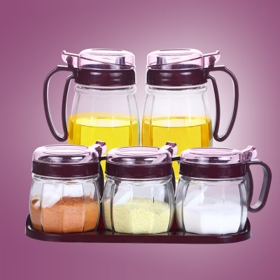 Kjøkkenglass saus kryddergryte krydderboks og gryte krydderflaske i husholdningens krydderboksett